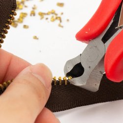 Zipper teeth nippers