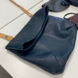 Tasker i bl�dt skind