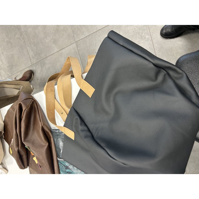 Tasker i bl�dt skind